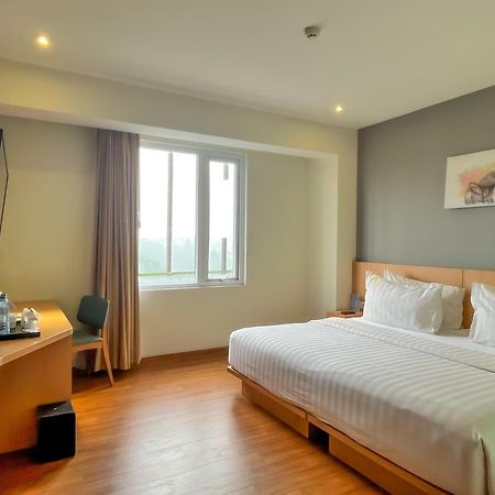 Hotel Santika Premiere アンボン エクステリア 写真