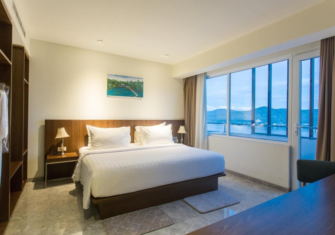 Hotel Santika Premiere アンボン エクステリア 写真