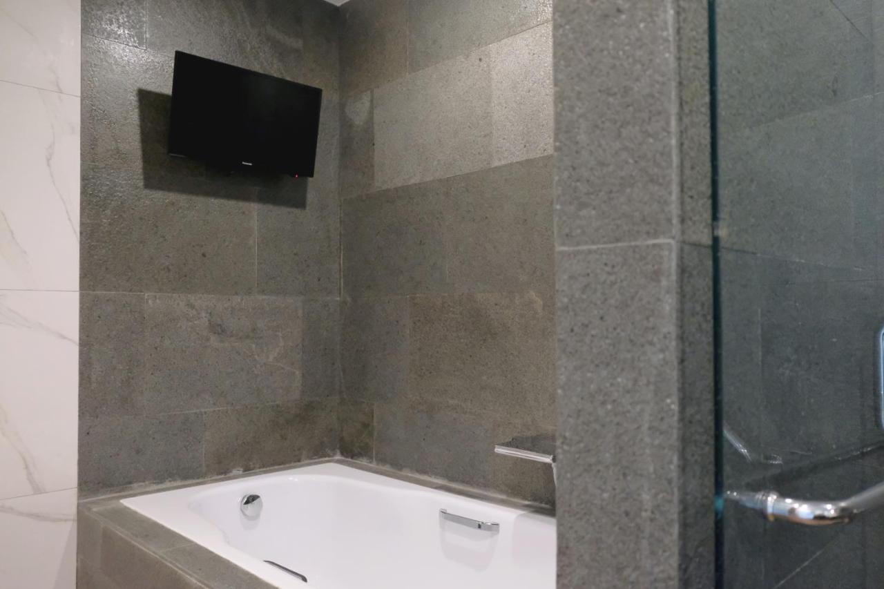Hotel Santika Premiere アンボン エクステリア 写真